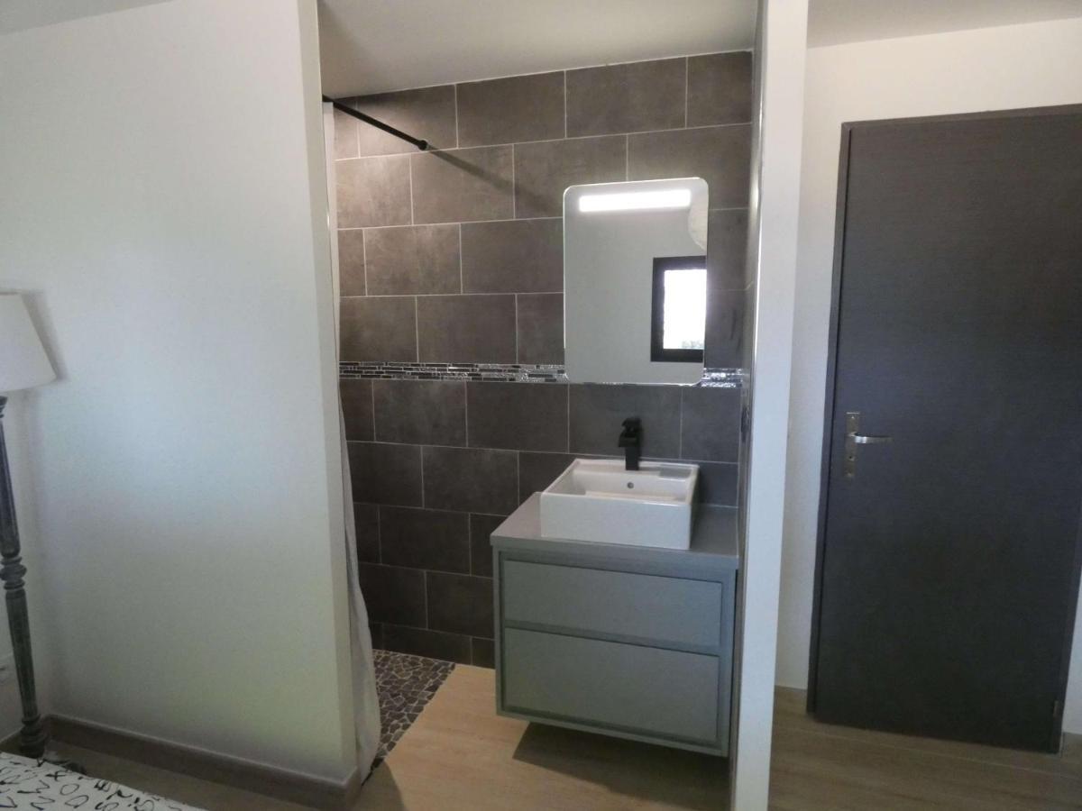 Proche Lac du Salagou, Chambre agréable avec salle d'eau et WC privé Lacoste  Esterno foto